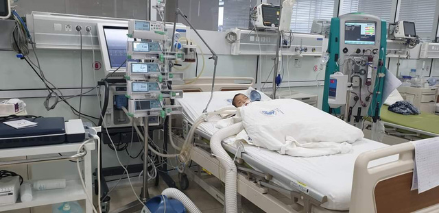 Cứu sống bé trai nguy kịch do biến chứng tay chân miệng - Ảnh 1.