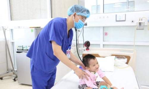 Cứu sống bé trai nguy kịch do biến chứng tay chân miệng