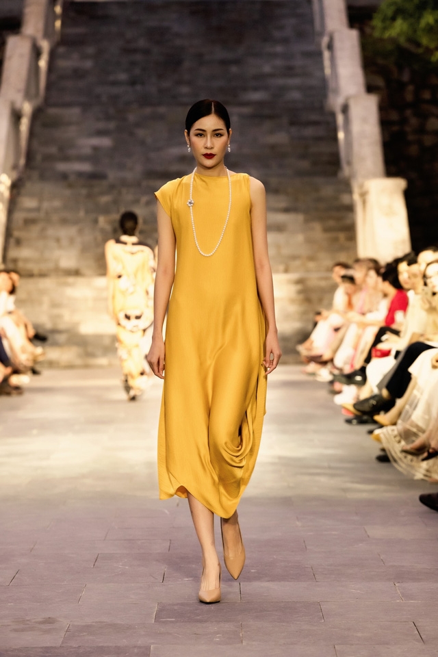 BST Thu – Đông của NTK Adrian Anh Tuấn: cảm hứng Yên Tử - Ảnh 3.