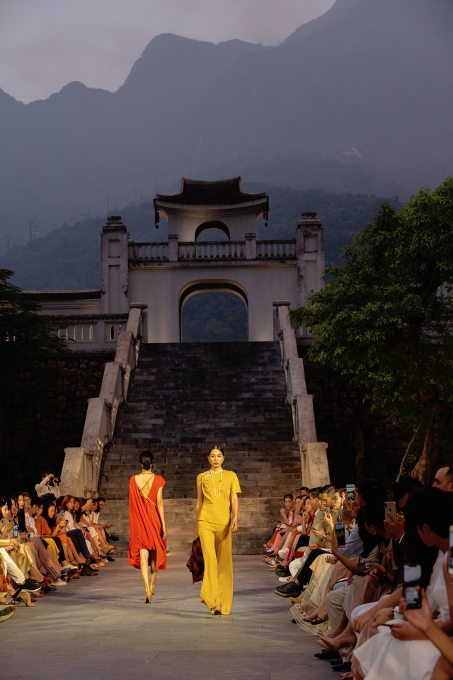 BST Thu – Đông của NTK Adrian Anh Tuấn: cảm hứng Yên Tử - Ảnh 1.