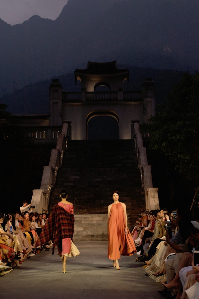 BST Thu – Đông của NTK Adrian Anh Tuấn: cảm hứng Yên Tử - Ảnh 2.