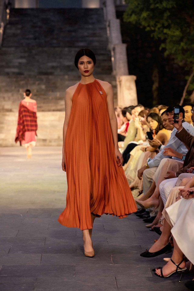 BST Thu – Đông của NTK Adrian Anh Tuấn: cảm hứng Yên Tử - Ảnh 4.