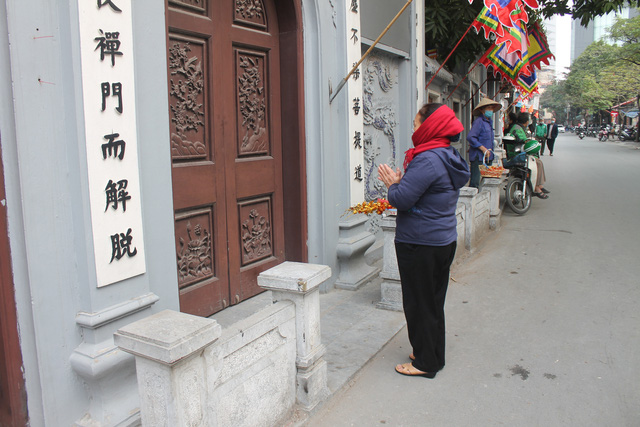 Tháng Giêng không lễ hội, đền chùa cửa đóng then cài - Ảnh 1.