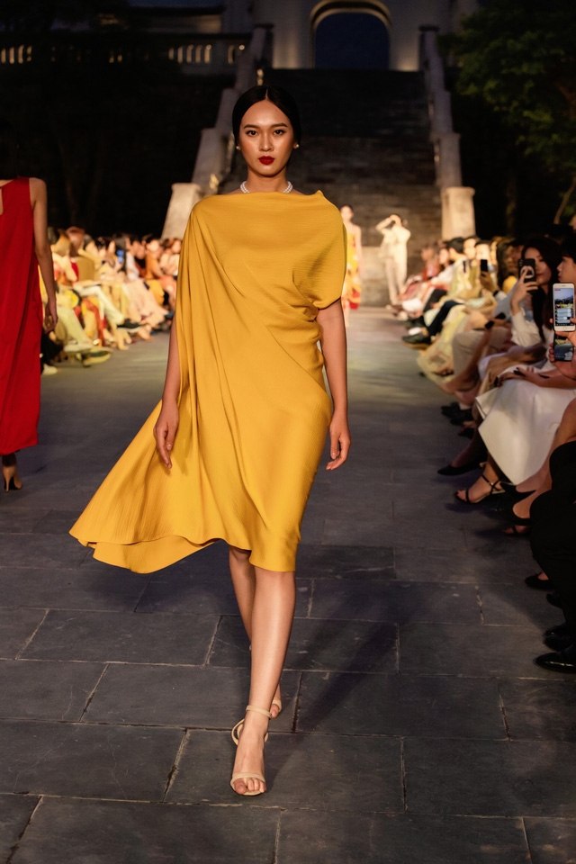 BST Thu – Đông của NTK Adrian Anh Tuấn: cảm hứng Yên Tử - Ảnh 6.