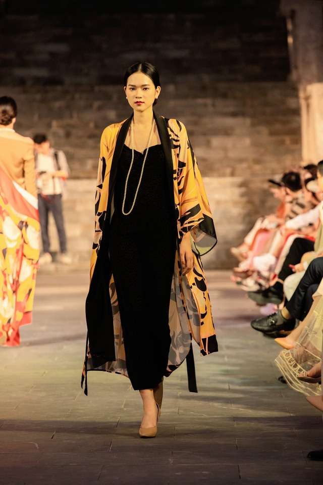 BST Thu – Đông của NTK Adrian Anh Tuấn: cảm hứng Yên Tử - Ảnh 7.