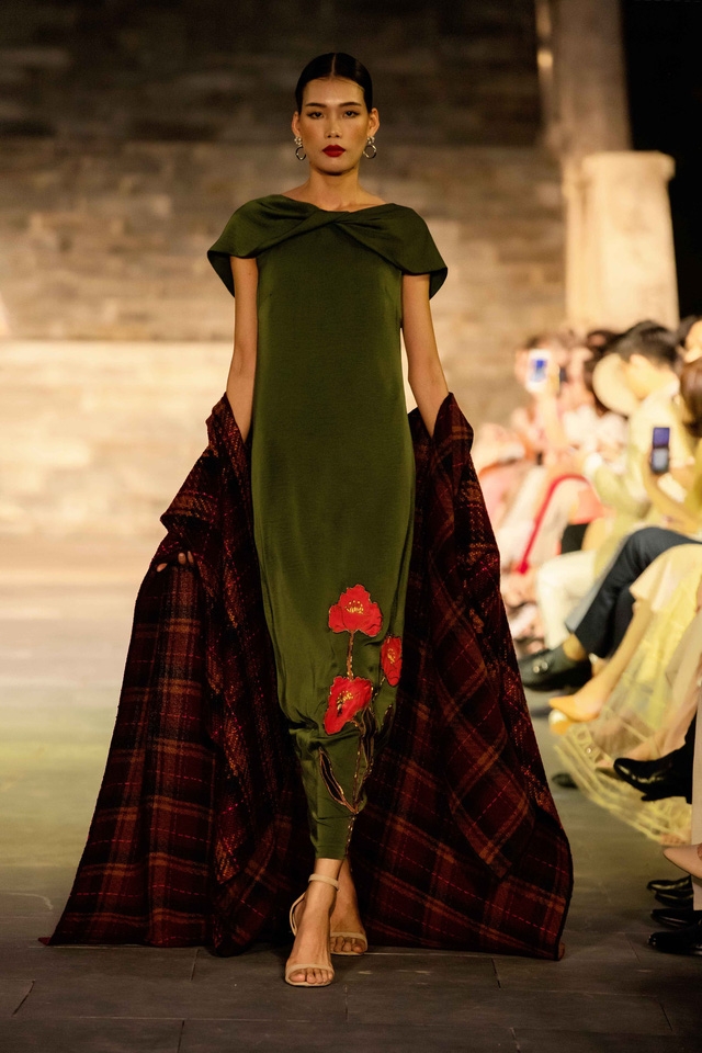 BST Thu – Đông của NTK Adrian Anh Tuấn: cảm hứng Yên Tử - Ảnh 9.