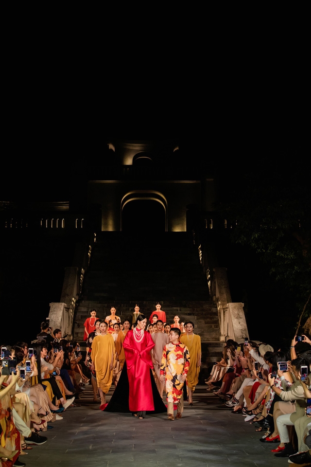 BST Thu – Đông của NTK Adrian Anh Tuấn: cảm hứng Yên Tử - Ảnh 12.