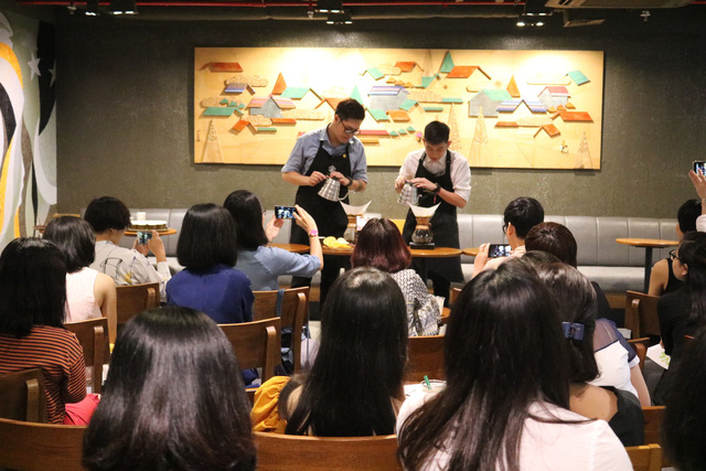 Starbucks Việt Nam cam kết mạnh mẽ hơn với cộng đồng - Ảnh 1.