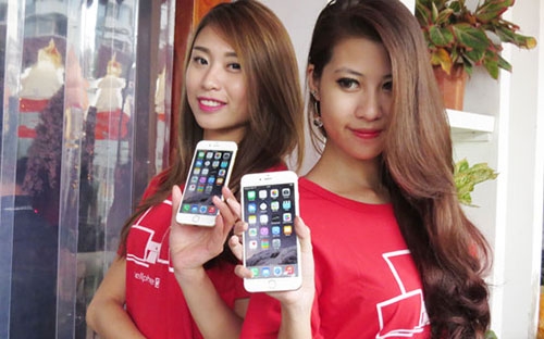 Giá iPhone 6 và iPhone 6 Plus xách tay đang giảm mạnh tới cả chục triệu đồng - Ảnh: Đức Hiệp.