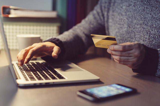 Thị trường quà tặng 8/3: nhộn nhịp online - Ảnh 2.