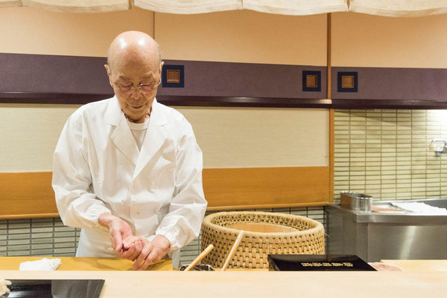 Câu chuyện về nhà hàng sushi ngon nhất thế giới vừa bị tước sao Michelin - Ảnh 6.