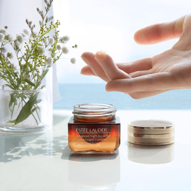 Kem dưỡng mắt đặc biệt giúp chống ánh sáng xanh - Ảnh 1.