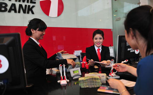 Khách hàng giao dịch tại Maritime Bank.