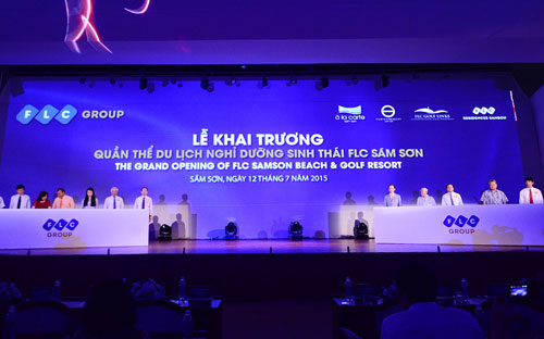 Nguyên Tổng bí thư Lê Khả Phiêu, Bí thư Thành ủy Hà Nội Phạm Quang Nghị, Phó chủ tịch Quốc hội Uông Chu Lưu, Bộ trưởng Tư pháp Hà Hùng Cường... cùng nhiều lãnh đạo Trung ương và địa phương thực hiện nghi thức khai trương quần thể du lịch nghỉ dưỡng sinh thái FLC Sầm Sơn.<br>