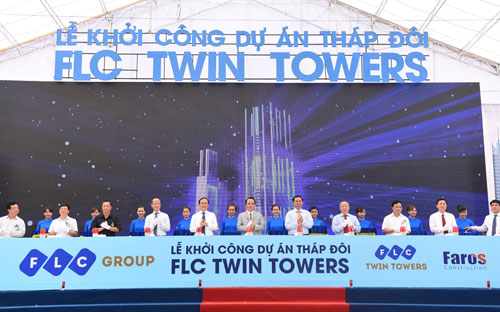 Lãnh đạo các bộ, ngành Trung ương, thành phố Hà Nội và chủ đầu tư thực hiện nghi thức khởi công dự án FLC Twin Towers sáng 8/8.<br>
