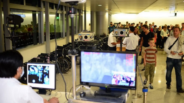 Cách ly hai hành khách đến từ vùng dịch Ebola bị sốt