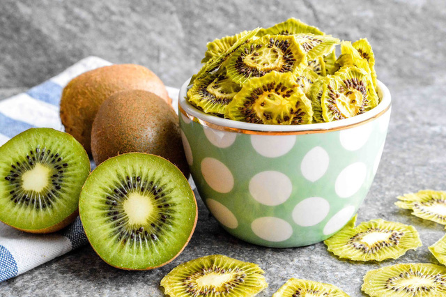 Tự làm trái cây sấy đãi khách ngày Tết - Ảnh 1.