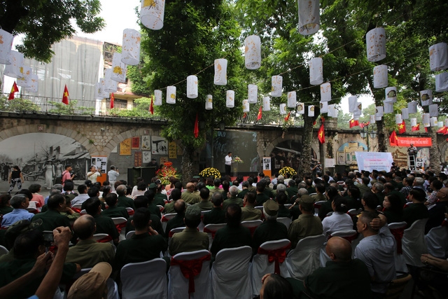 Tái hiện ký ức Hà Nội đón mừng đoàn quân giải phóng - Ảnh 1.