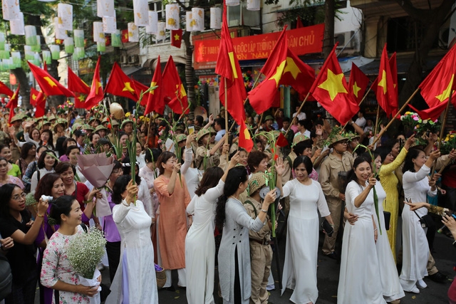 Tái hiện ký ức Hà Nội đón mừng đoàn quân giải phóng - Ảnh 8.