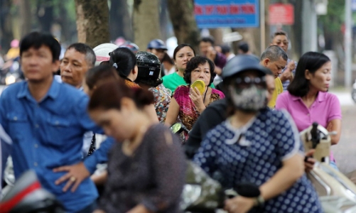 Xúc động cảnh phụ huynh đợi con sau môn thi đầu tiên THPT