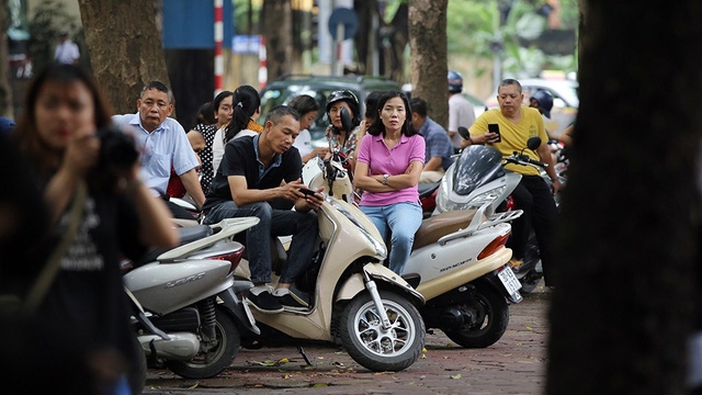 Xúc động cảnh phụ huynh đợi con sau môn thi đầu tiên THPT - Ảnh 1.