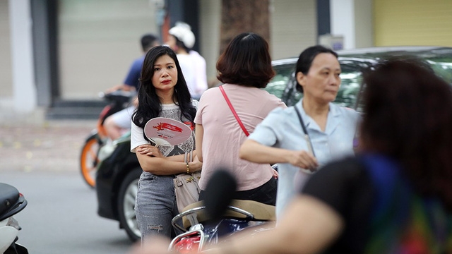 Xúc động cảnh phụ huynh đợi con sau môn thi đầu tiên THPT - Ảnh 2.