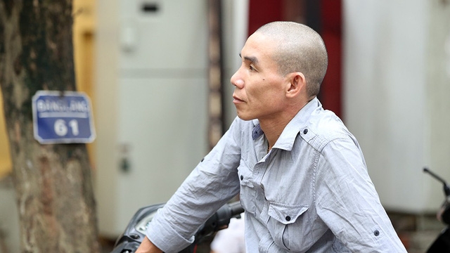 Xúc động cảnh phụ huynh đợi con sau môn thi đầu tiên THPT - Ảnh 3.