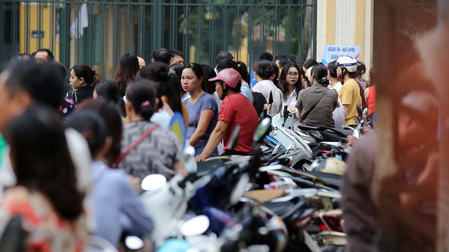 Xúc động cảnh phụ huynh đợi con sau môn thi đầu tiên THPT - Ảnh 4.