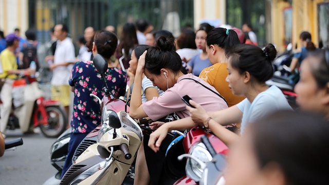 Xúc động cảnh phụ huynh đợi con sau môn thi đầu tiên THPT - Ảnh 5.