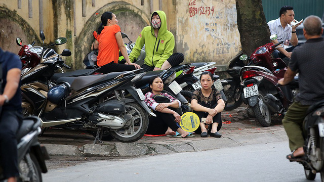 Xúc động cảnh phụ huynh đợi con sau môn thi đầu tiên THPT - Ảnh 6.