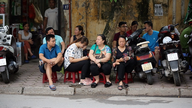 Xúc động cảnh phụ huynh đợi con sau môn thi đầu tiên THPT - Ảnh 7.