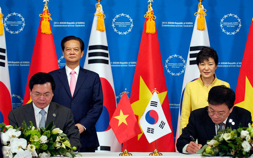 Thủ tướng Nguyễn Tấn Dũng và Tổng thống Hàn QuốcPark Geun-hye chứng kiến lễ ký thoả thuận kết thúc đàm phán FTA giữa hai Bộ trưởng của 2 nước.<br>