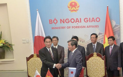 Hai Bộ trưởng Việt - Nhật ký công hàm cung cấp khoản viện trợ 6 tàu tuần tra nhằm đảm bảo an ninh trên biển.<br>