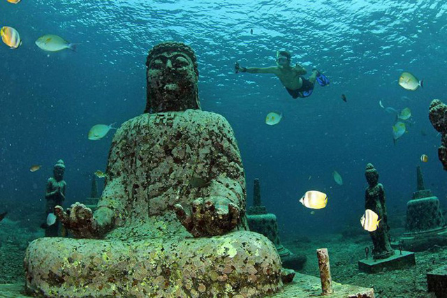 Lặn biển để ngắm những pho tượng bí ẩn và tuyệt đẹp - Ảnh 2.