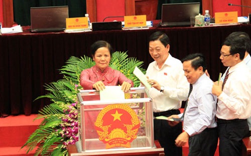 Bỏ phiếu tín nhiệm tại Hội đồng Nhân dân thành phố Hà Nội.