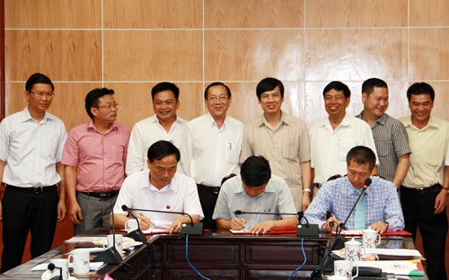 Đại diện lãnh đạo tỉnh Thanh Hoá chứng kiến lễ ký chuyển giao đội bóng Thanh Hoá về tay Tập đoàn FLC.<br>