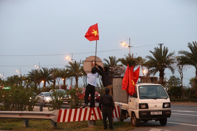 Hà Nội gấp rút hoàn tất việc trang hoàng trước thềm hội nghị thượng đỉnh Mỹ - Triều - Ảnh 4.