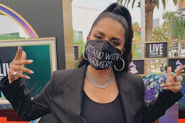 Thời trang thảm đỏ Grammy 2021: khẩu trang là phụ kiện nổi bật nhất - Ảnh 6.