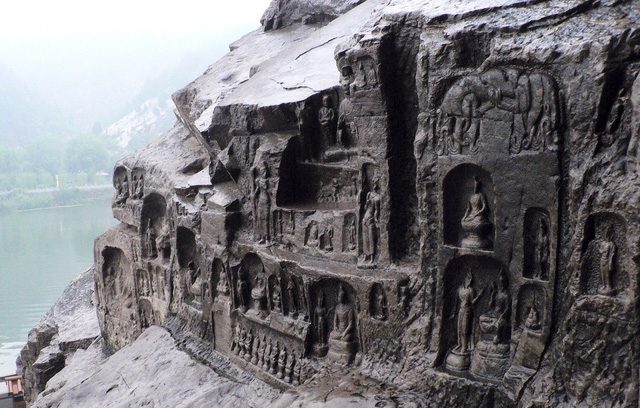 Thăm hang Long Môn, chiêm bái hàng trăm ngàn tượng Phật - Ảnh 11.