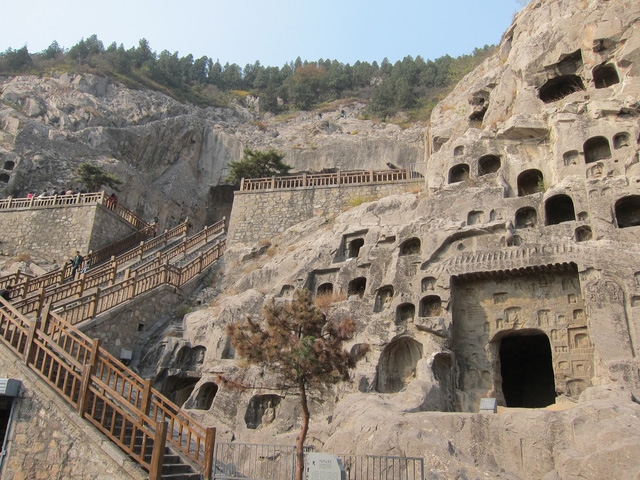 Thăm hang Long Môn, chiêm bái hàng trăm ngàn tượng Phật - Ảnh 16.