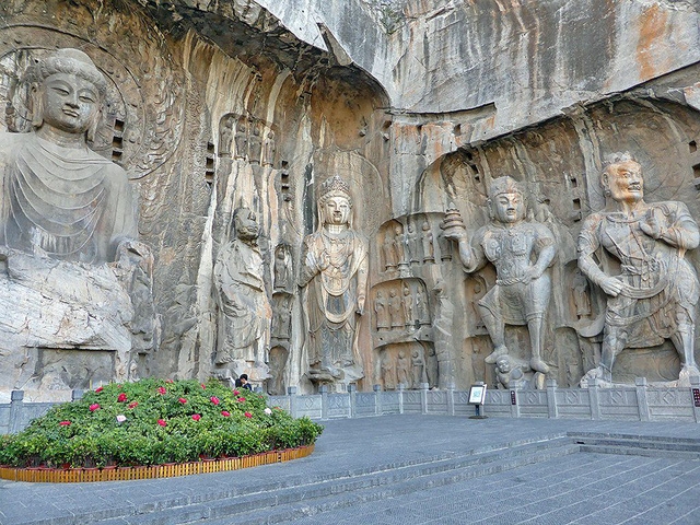 Thăm hang Long Môn, chiêm bái hàng trăm ngàn tượng Phật - Ảnh 5.