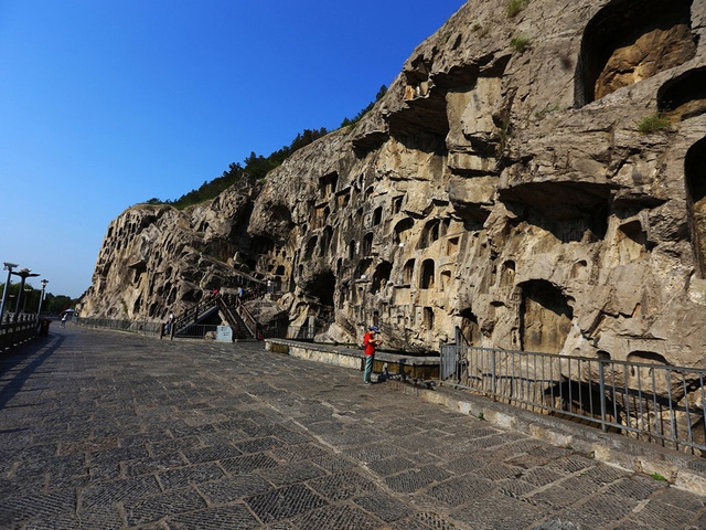 Thăm hang Long Môn, chiêm bái hàng trăm ngàn tượng Phật - Ảnh 6.