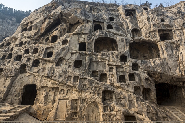 Thăm hang Long Môn, chiêm bái hàng trăm ngàn tượng Phật - Ảnh 8.