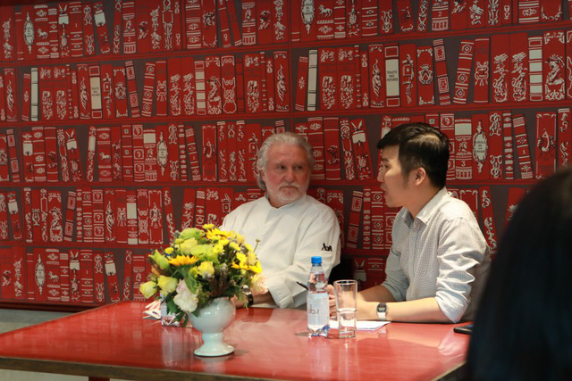 Bếp trưởng 2 sao Michelin Alain Dutournier giao lưu cùng học viên trường dạy nghề KOTO - Ảnh 1.