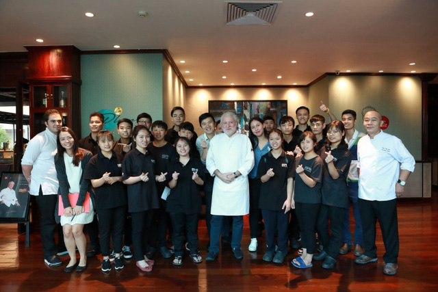 Bếp trưởng 2 sao Michelin Alain Dutournier giao lưu cùng học viên trường dạy nghề KOTO - Ảnh 4.