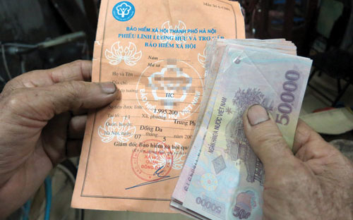 Cán bộ xã đã nghỉ hưu, không phân biệt thời điểm sẽ được tăng 8% lương từ 1/1/2015.<br>