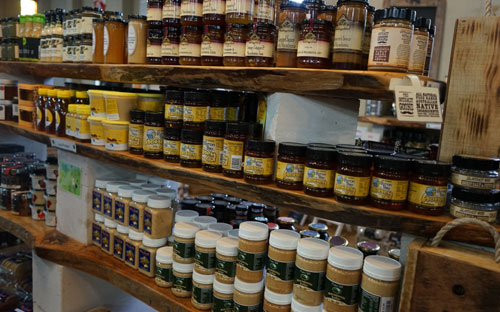 Trên kệ một siêu thị tại Úc, hàng chục sản phẩm chế biến từ mắc-ca đã quen thuộc trong đời sống người tiêu dùng.<br>