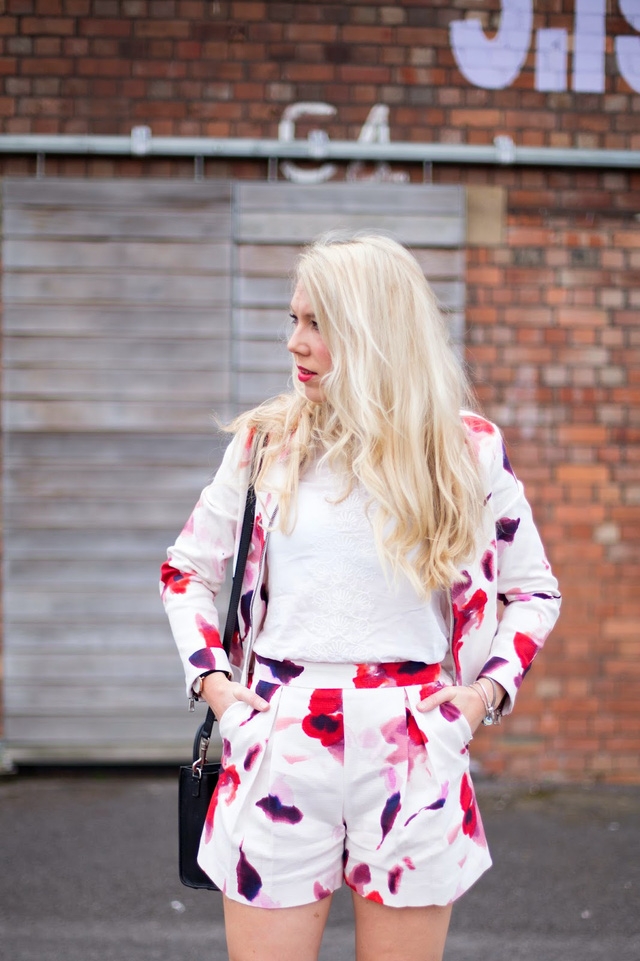 M&ugrave;a xu&acirc;n &ndash; m&ugrave;a của những bộ short suit - Ảnh 1.