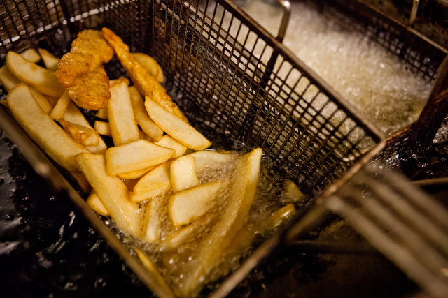 Nửa chén món chiên mỗi tuần cũng tăng nguy cơ tim mạch - Ảnh 1.