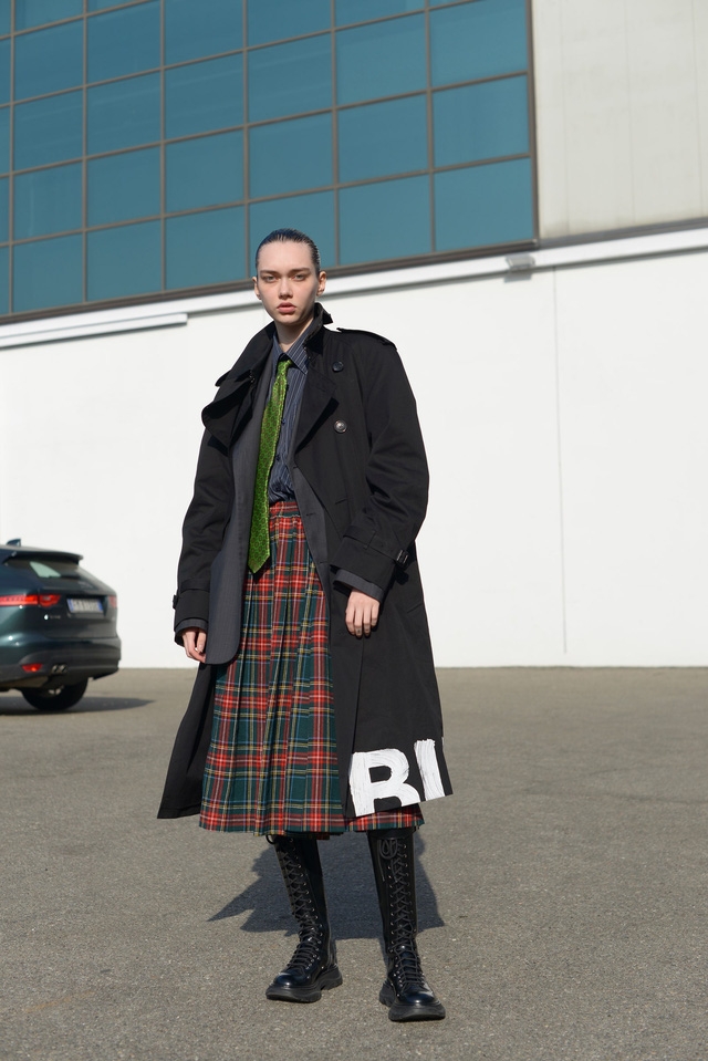 Trang phục đường phố đẹp nhất Milan Fashion Week: áo khoác da phủ sóng - Ảnh 1.